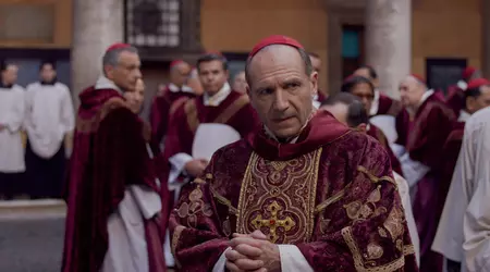 Peter Straughan ha vinto l'Oscar per la migliore sceneggiatura non originale per il film sugli intrighi politici Conclave. 