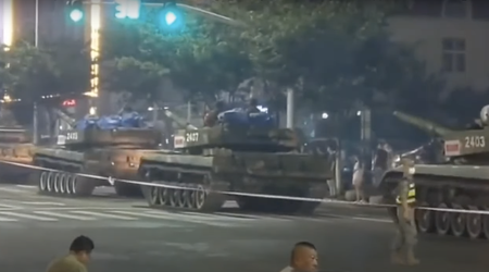 La Cina ha schierato carri armati nelle strade per proteggere le banche dai manifestanti