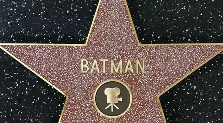 Batman riceve una stella sulla Hollywood Walk of Fame: è il primo supereroe a ottenere questo risultato.