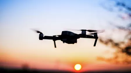 Video impressionante: L'operatore ucraino di un drone ha dimostrato una precisione fenomenale e ha colpito un bersaglio in rapido movimento con delle granate