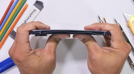 Il Pixel 10 Pro XL non si piega, non si scioglie, ma ha paura del bisturi: il blogger JerryRigEverything ha messo alla prova il flagship di Google