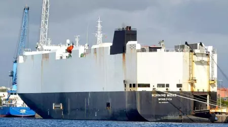 Una nave cargo che trasporta auto elettriche è in fiamme nell'Oceano Pacifico