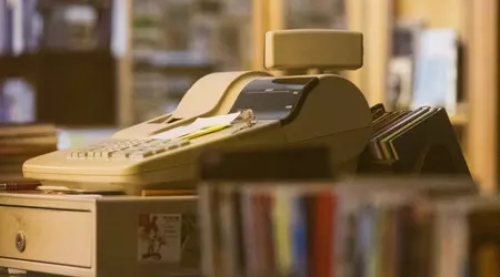 Aumento dei registratori di cassa: negli USA hacker hanno costretto i registratori di cassa a emettere manifesti per tutelare i lavoratori al posto degli assegni