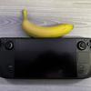 Confronto visivo di Steam Deck con altre console portatili e una banana-7 Confronto visivo di Steam Deck con altre console portatili e una banana-7