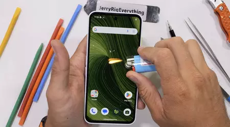 Modulare ma fragile: il Fairphone 6 sottoposto a un duro test dal blogger tecnologico JerryRigEverything