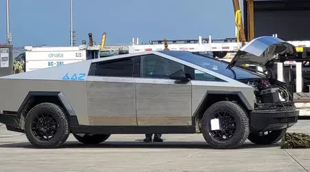 Un pick-up elettrico Tesla Cybertruck di pre-produzione del Museo dell'Auto di Los Angeles è stato venduto per 400.000 dollari