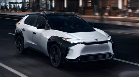 La Toyota bZ4X 2025 elettrica è scesa di prezzo di 6.000 dollari e ha una nuova edizione Nightshade