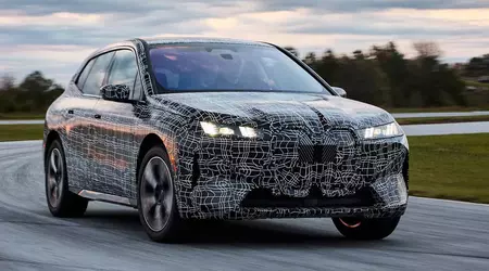 La BMW iX aggiornata promette un nuovo "frontale", sedili più comodi e un'autonomia maggiore