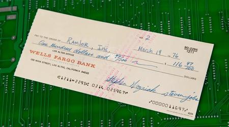 Un assegno Apple del 1976 firmato da Jobs e Wozniak venduto all'asta per 135.000 dollari