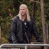 La star di Matrix nei panni di un vampiro: pubblicate le prime immagini delle riprese della quarta stagione di The Witcher con Liam Hemsworth e Laurence Fishburne-8 La star di Matrix nei panni di un vampiro: pubblicate le prime immagini delle riprese della quarta stagione di The Witcher con Liam Hemsworth e Laurence Fishburne-8