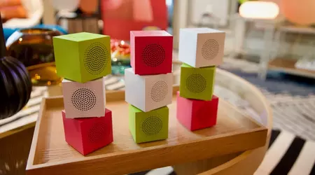 Gli altoparlanti Bluetooth non sono mai stati così carini: IKEA ha introdotto gli insoliti altoparlanti Kallsup sotto forma di cubi colorati