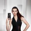 Huawei nova 13 design con modello cellulare