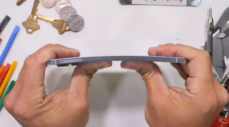 Flessibile ma non si rompe: il noto blogger JerryRigEverything ha testato la resistenza dell'ultrapadano Samsung Galaxy S25 Edge