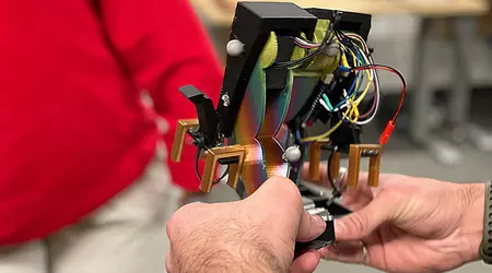 Mugatu: il primo robot bipede controllato con un solo motore, gli sviluppatori vogliono ridurne le dimensioni a LEGO