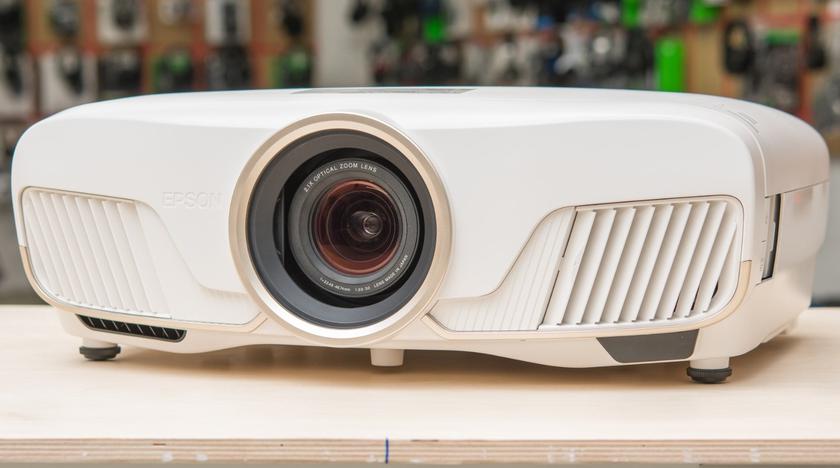 Epson Home Cinema 5050UB proiettore sotto i 3000 euro