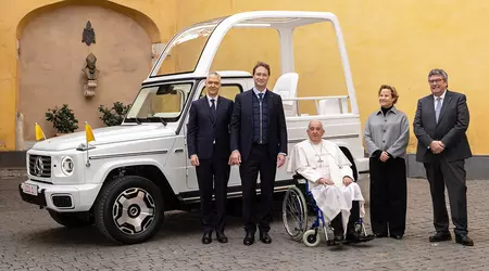 Mercedes-Benz ha presentato a Papa Francesco la "papamobile" elettrica Classe G