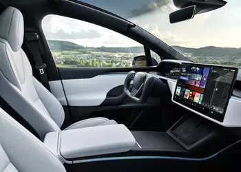 Tesla aggiungerà il supporto Apple CarPlay ...