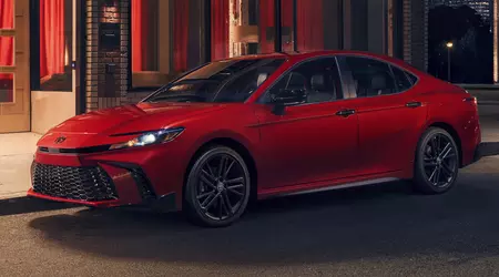 Toyota Camry 2026 per gli USA: versione Nightshade e nuovo colore della carrozzeria Dark Cosmos
