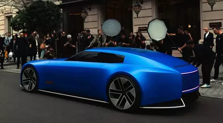 Potrete guardarla all'infinito: la concept car di lusso Jaguar Type 00 in colore ultramarino ha fatto bella mostra di sé alla Settimana della Moda di Parigi.