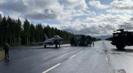 I caccia britannici Eurofighter Typhoon FGR.4, insieme agli F-35 Lightning II, si sono esercitati nel decollo e nell'atterraggio su una strada pubblica.