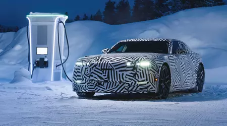 Il nuovo Jaguar GT subisce test sul ghiaccio
