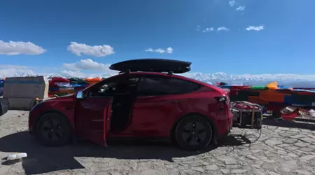 Il proprietario di una Tesla Model Y ha attaccato un generatore alla sua auto per un viaggio all'Everest