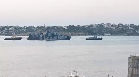 È stata pubblicata una foto del traino della nave missilistica Samum, costata 45 milioni di dollari, colpita dal drone sperimentale ucraino Sea Baby.