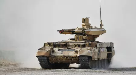 Droni FPV economici hanno colpito un raro veicolo russo di supporto al combattimento Terminator e il carro armato T-80 che ha cercato di evacuarlo