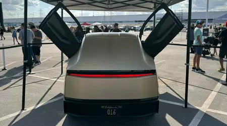 Tesla dimostra per la prima volta il Robotaxi senza pilota alla luce del giorno (video)