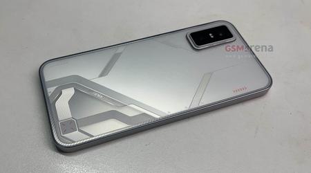 Foto dal vivo dell'Infinix GT 30 nel nuovo colore Shadow Ash