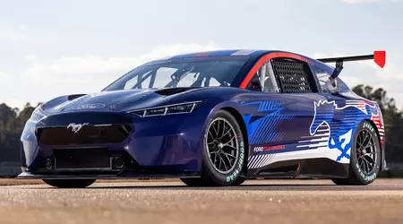 Ford ha presentato un prototipo NASCAR completamente elettrico ispirato alla Mustang Mach-E