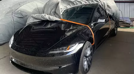 È emersa online la foto della nuova Tesla Model 3 con design ispirato alla Tesla Roadster