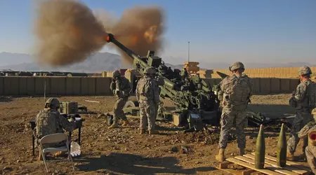 Gli artiglieri ucraini hanno mostrato ai giornalisti americani un video esclusivo della distruzione di un carro armato russo con l'obice M777