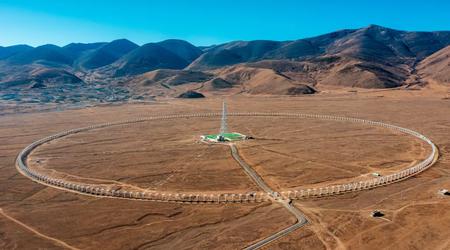 La Cina ha lanciato il più grande radiotelescopio solare del mondo: 313 antenne di 6 metri di lunghezza disposte in cerchio con un diametro di 3,14 km.