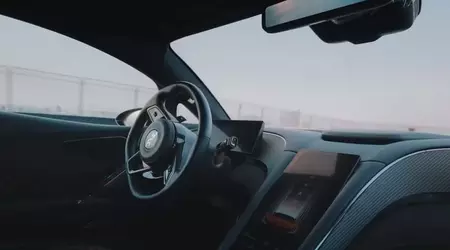 BYD ha dimostrato come l'autopilota "God's Eye" guida una supercar su una pista da corsa