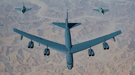 Jet Eurofighter italiani e bombardieri B-52 statunitensi si esercitano in attacchi di precisione in Lituania