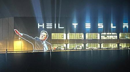 Il saluto nazista di Musk è stato mostrato con un proiettore sulla facciata dello stabilimento Gigafactory di Berlino-Brandeburgo