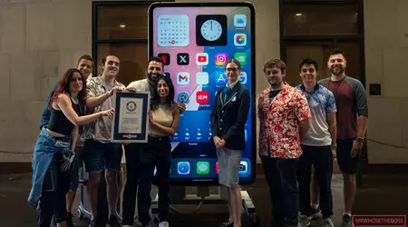 Nuovo record da Guinness: i blogger hanno realizzato l'iPhone 15 Pro Max più grande del mondo, alto 2 metri e pesante più di 200 kg