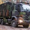 Camion Mercedes-Benz Arocs con attrezzature militari.