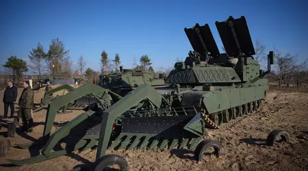 L'AFU ha ricevuto in servizio i veicoli d'assalto per lo sminamento M1150, basati sui carri armati M1 Abrams, ma gli Stati Uniti non ne hanno comunicato la consegna.