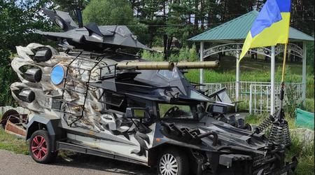 Un ucraino ha creato un'auto brutale con due Lockheed F-117 Nighthawk, molte pistole e un razzo per spaventare i russi