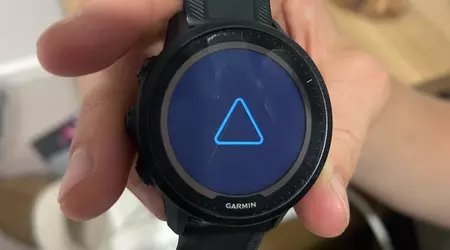Gli utenti di orologi Garmin segnalano un bug nell'aggiornamento che causa il blocco dei dispositivi sul "triangolo blu".