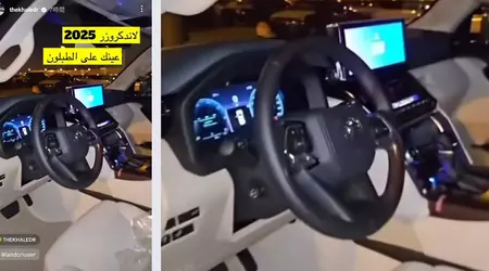 Prima foto della Toyota Land Cruiser 300 aggiornata con il quadro digitale da 12,3 pollici