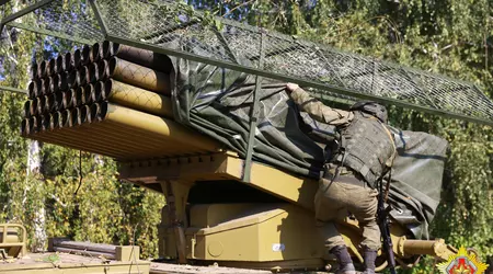 I soldati bielorussi al confine con l'Ucraina hanno dotato i loro veicoli di "griglie".