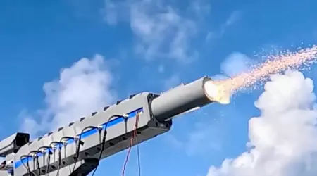 Il Giappone è il primo paese al mondo a testare un cannone elettromagnetico su una nave: il cannone può accelerare un proiettile da 40 mm a 2,23 km/sec.