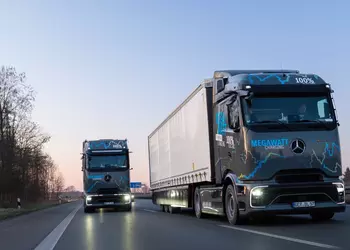 Mercedes-Benz Trucks testa la ricarica a ...