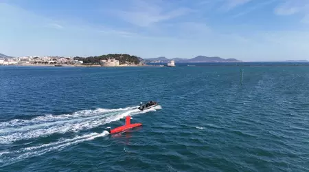 La Marina francese progetta di combinare una portaelicotteri anfibia con droni di superficie