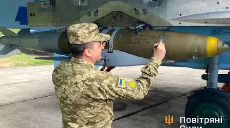 I caccia ucraini Su-27 possono lanciare anche le bombe intelligenti JDAM a raggio esteso.