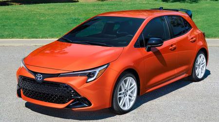 Felici cerchi, vivace colore della carrozzeria: Toyota Corolla FX Edition ha ricevuto elementi di design in stile retrò