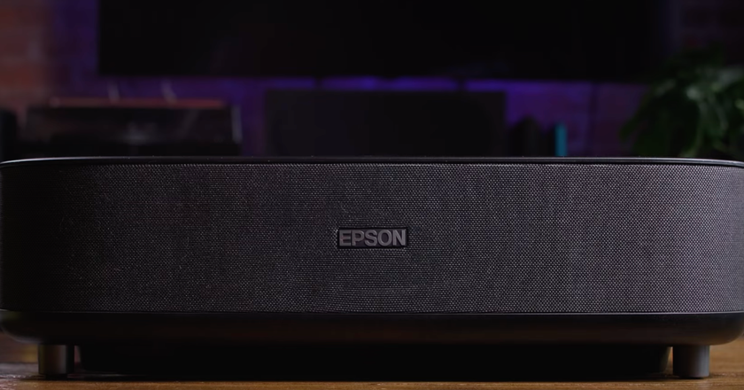 Epson EpiqVision LS300 videoproiettore ultra short throw confronto